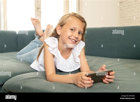 Belle Jolie Charmante Petite Fille Blonde Jouer Et S Amuser Sur Son Smart Phone Smiling Et