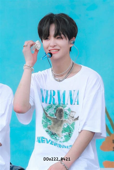 pin oleh uyenneee  treasure fotografi remaja grup pria gambar pacar