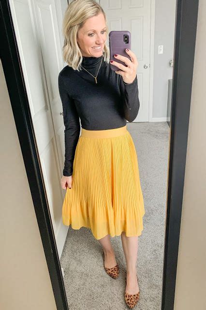 How To Wear A Yellow Pleated Skirt In 2021 Yellow Pleated Skirt