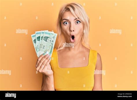 Une Jeune Fille Blonde D Tenant Sud Cor Ens A Gagn Des Billets Effray S Et Tonn S Par La