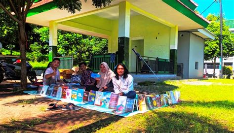 Kembangkan Literasi Dan Ekonomi Kreatif Mahasiswa Ikmaris Gelar Bazar