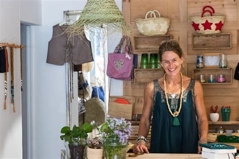 Portrait D une Femme Mûre Blonde Française Souriant à Son Magasin Concept D entrepreneur Image