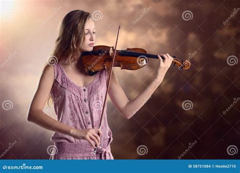 Violoniste Assez Jeune Jouant Le Violon Photo Stock Image Du Artiste