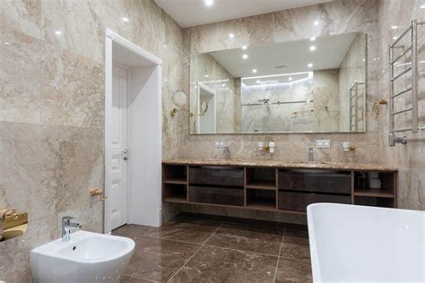 Дверь в ванную комнату