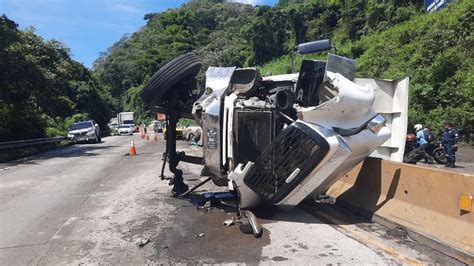 Un Camión De Carga Volcó En Carretera Los Chorros Dejando A 3 Personas Lesionadas Diario La Página