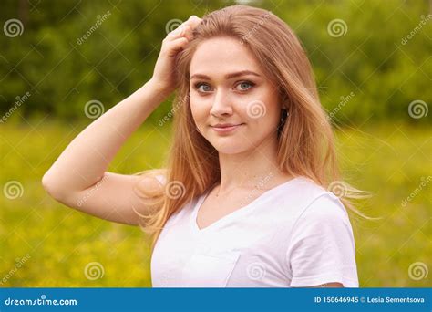 Portrait Haut étroit De Jeune Belle Femme Blonde Avec Des Cheveux De Staright Posant Dans Le