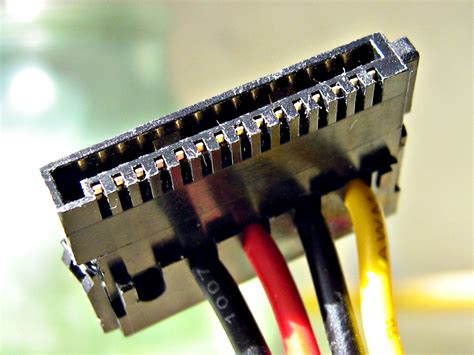 Sata電源コネクタに多数のピンがあるのはなぜですか？