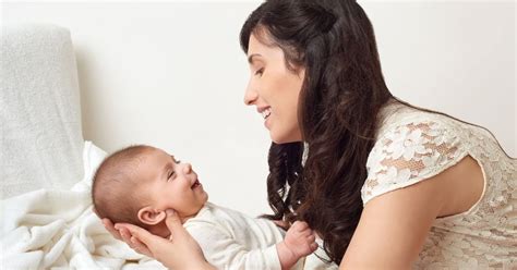 El primer sonido que reconoce un bebé es la voz de mamá Abrazando su