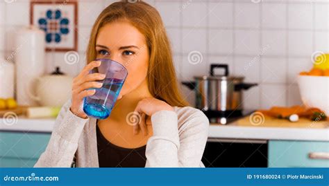 Durstige Blonde Frau Stockfoto Bild Von Gefiltert Platz 191680024