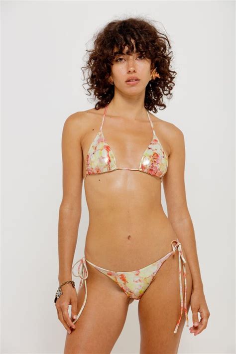 New Hot Sexy Siria Crisanaz Bikini Pics