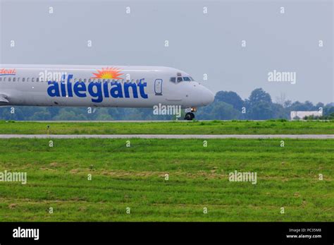 Allegiant Airlines taxiing and taking off from Lexington Bluegrass ...