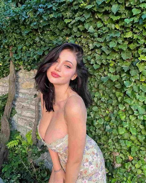 Andreea Mares (Blackwidof) - Age, Height, Net Worth, Boyfriend
