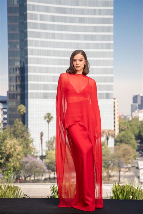 Hailee Steinfeld Was Red Hot For The Sinners Mexico Photocall