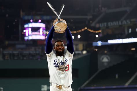 Watch: Teoscar Hernandez receives 2024 Home Run Derby Chain from former