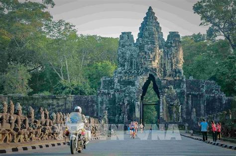 campuchia mien phi ve tham quan quan  den angkor wat cho cac doan