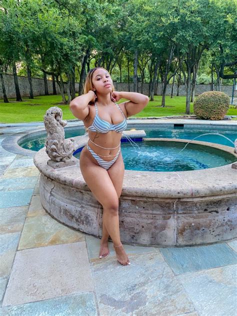 4 Hot Sexy Kennedy Franklin Bikini Pics