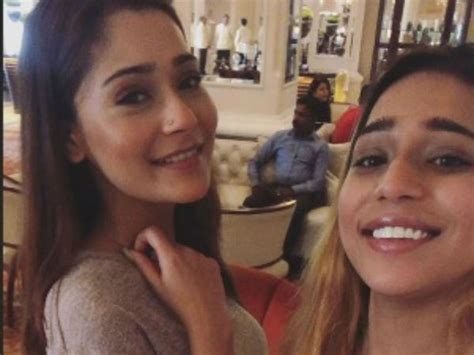 Sara Khans Nude Bathtub Video An Upset Sara Says We Didnt Do