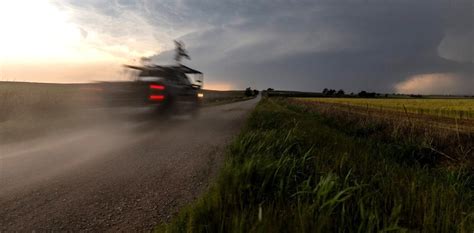 Qué hacen realmente los cazadores de tormentas Dos científicos