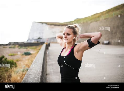 Jeune Femme Blonde Debout Sur La Plage Banque De Photographies Et Dimages Haute R Solution