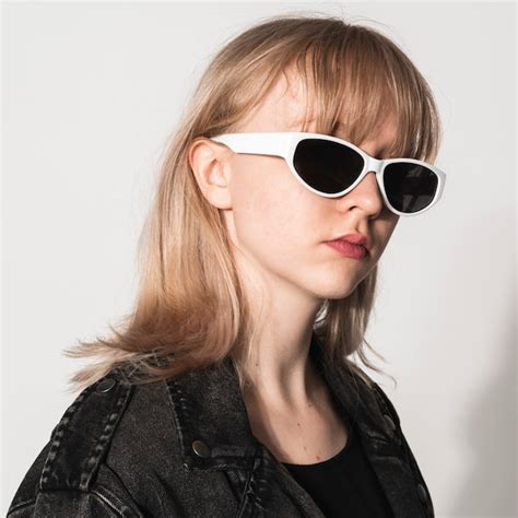 Fille Blonde Avec Des Lunettes De Soleil Blanches S Ance Photo De Mode Pour Adolescents Photo