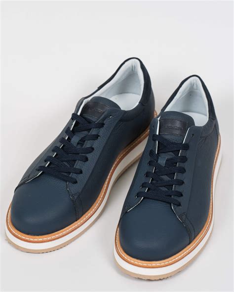 【ТЪМНОСИНИ СПОРТНИ ОБУВКИ ОТ ШАГРЕНИРАНА КОЖА С КОНТРАСТНА ПОДМЕТКА ...