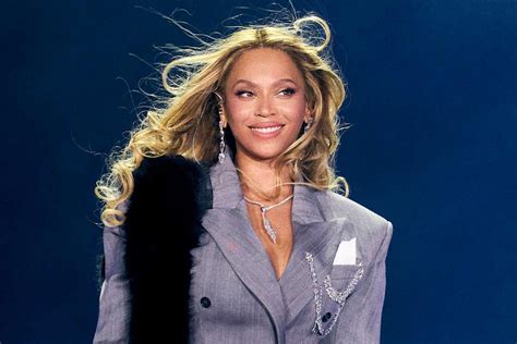 Beyoncé Helps Couple with Baby Sex Reveal in Sweet Onstage Moment at