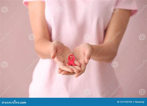 Mujer Hermosa Que Sostiene La Cinta Rosada En El Fondo Del Color