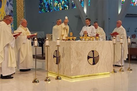 Posse de Dom Adilson Pedro Busin como novo bispo atrai multidão de