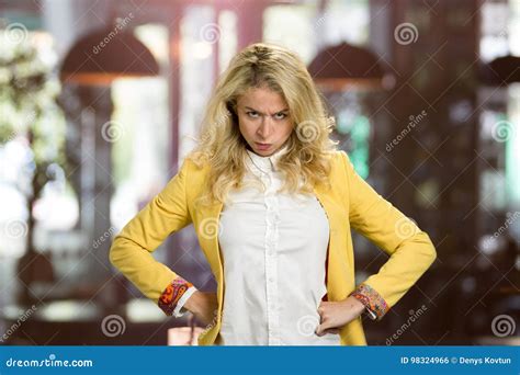Portrait De Jeune Femme Blonde De Froncement De Sourcils Photo Stock Image Du Directeur