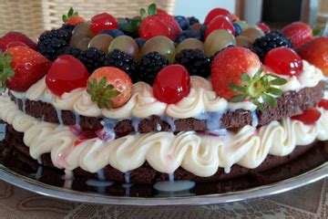 Receita De Naked Cake De Chocolate Brigadeiro Branco E Frutas