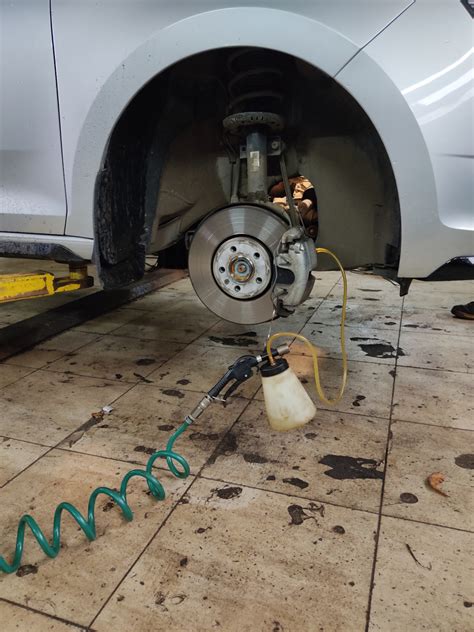 Замена тормозной жидкости — Skoda Rapid (1G), 1,6 л, 2019 года ...