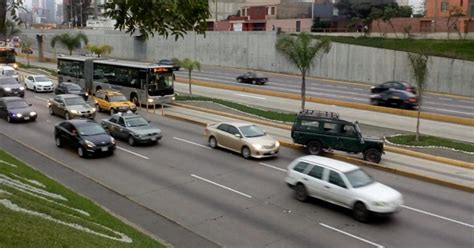 Auto Invade Carril Del Metropolitano Y Genera Tr Fico Sociedad La