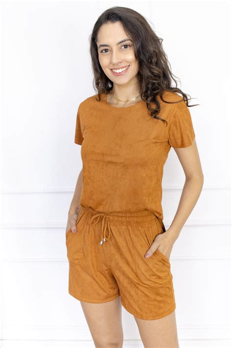 Conjunto Blusa Manga Curta E Shorts Em Suede