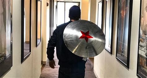 Sebastian Stan revela possível escudo do Soldado Invernal em Vingadores