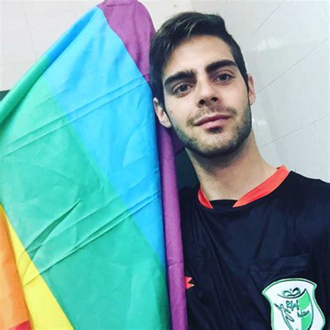 TÊTU Le FC Barcelone soutient Jesús arbitre espagnol ouvertement gay