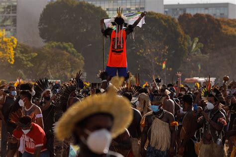 Ind Genas Protestam Em Frente Ao Congresso E Fazem Vig Lia No Stf