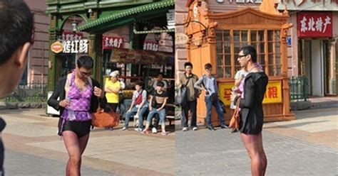 Sốc Anh chàng mặc bikini tím