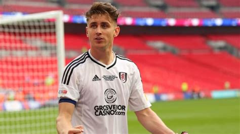 Fulham Captain Tom Cairney Signs New 5-Year Deal With Cottagers ...