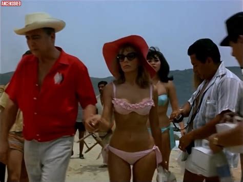 Голая Jacqueline Fellay II в La muerte en bikini