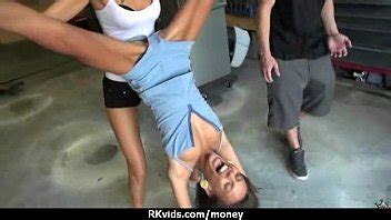 apretada se folla a un hombre frente a la cámara por dinero en efectivo XVIDEOS