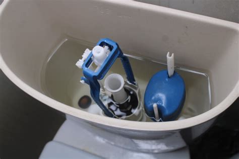 Постоянно течёт вода в унитаз, такую проблему устранит даже домохозяйка ...