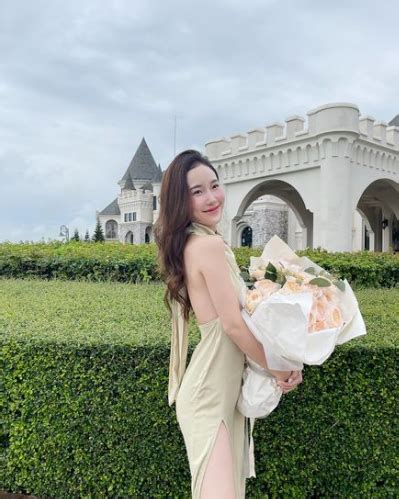 Hai hot girl sở hữu đủ combo giàu sang xinh gái ai cũng phải trầm