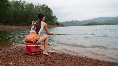 Homepage Video Girls In Bikini Fishing