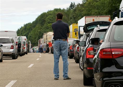 Richtiges Verhalten Im Stau Informiert Mit Dem Acv Acv