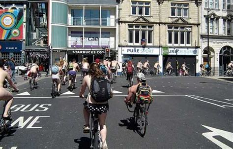 Đạp xe nude gây choáng váng tại Úc