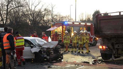 Mannheim Rheinau Fotos B36 Vollsperrung Nach Unfall Mit Lkw