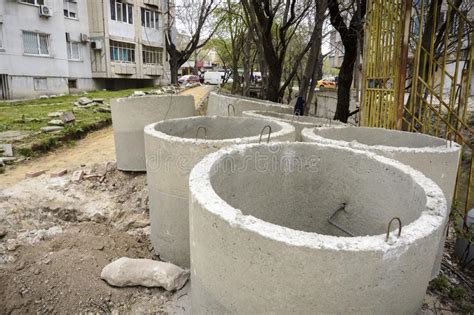 Pila De Tubos Concretos De La Alcantarilla En Un Emplazamiento De La