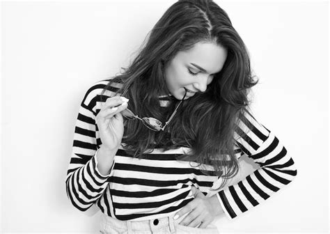 Portrait De Modèle De Jeune Fille Belle Jeune Femme Brune Avec Du Maquillage Nude Dans Des