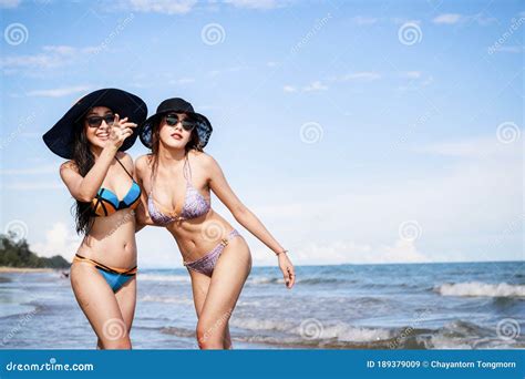 Ritratto Estivo All Aperto Di Due Belle Ragazze Asiatiche In Un Bikini Sexy Sulla Spiaggia D