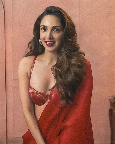 Kiara Advani Hot Cleavage Exposed In Bikini Blouse And Saree Glamsundari In